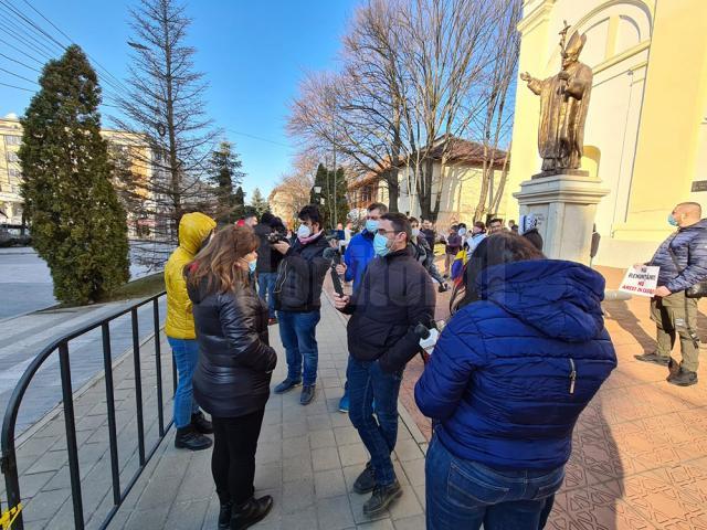 Circa 30 de persoane au protestat în Suceava împotriva restricţiilor