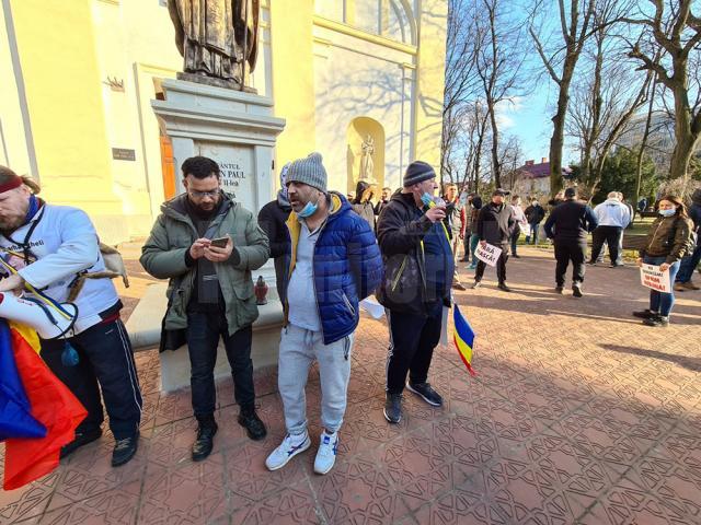 Circa 30 de persoane au protestat în Suceava împotriva restricţiilor