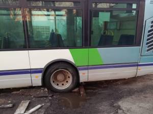 Autobuz TPL care circula spre Rulmentul, suspendat într-o groapă la Șcheia