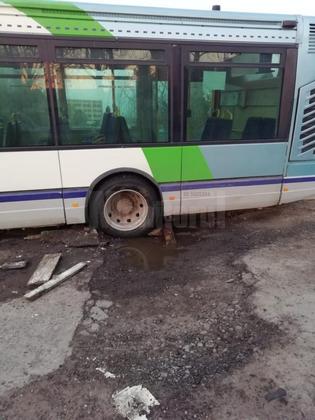Autobuz TPL care circula spre Rulmentul, suspendat într-o groapă la Șcheia