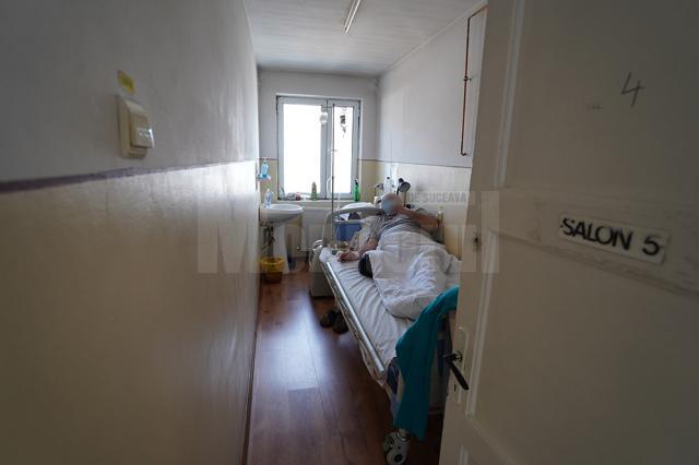 Doi doctori pensionari tratează pacienții cu Covid din Vatra Dornei, într-un pavilion care are peste 100 de ani