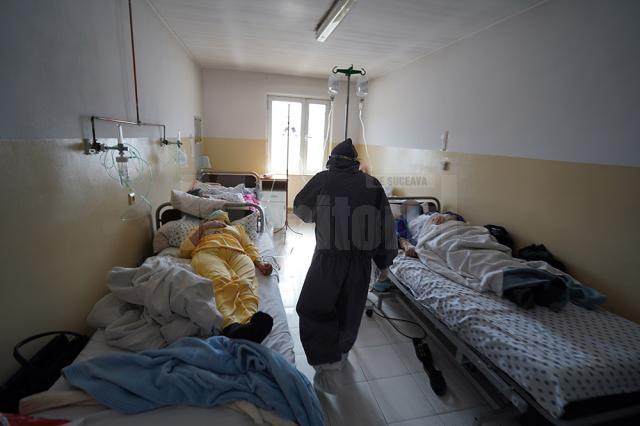 Doi doctori pensionari tratează pacienții cu Covid din Vatra Dornei, într-un pavilion care are peste 100 de ani