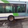 Autobuz TPL de pe linia 21, care circulă spre Rulmentul, suspendat într-o groapă la Șcheia