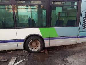 Autobuz TPL de pe linia 21, care circulă spre Rulmentul, suspendat într-o groapă la Șcheia