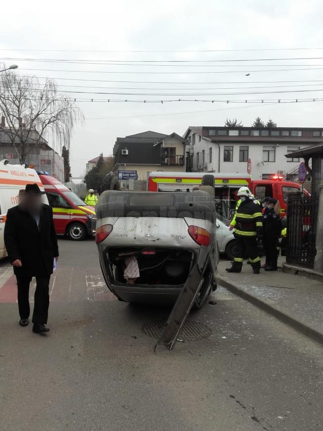 Accident cu două mașini implicate într-o intersecție din Fălticeni