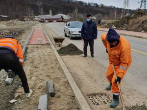 Primarul Ion Lungu a verificat stadiul lucrărilor la Ruta alternativă, unde se lucrează la trotuare și la Podul de peste Pârâul Cetății