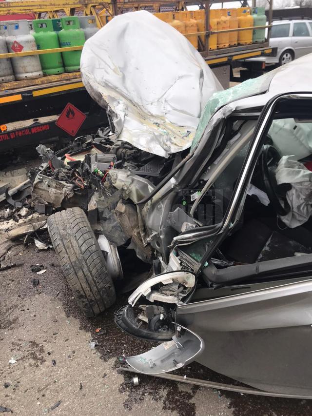 Accident între un autoturism și o autoutilitară cu butelii, la Milișăuți