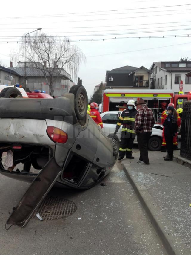Accident cu două mașini implicate într-o intersecție din Fălticeni