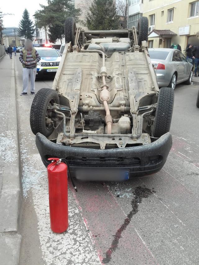 Accident cu două mașini implicate într-o intersecție din Fălticeni