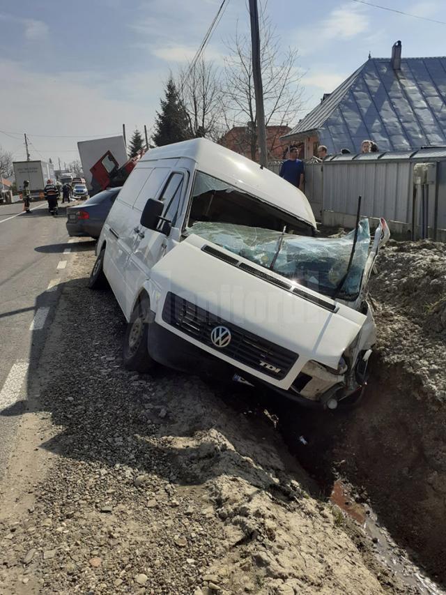 În urma impactului violent, ambele vehicule au ieșit în decor