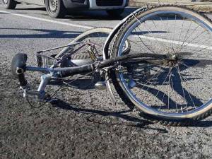 Accident pe E 85, după ce un biciclist beat turtă s-a dezechilibrat în fața unei mașini