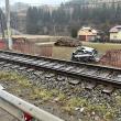 Maşină blocată pe calea ferată, lovită de un tren, la Vatra Dornei    Sursa foto: Orion TV Vatra Dornei