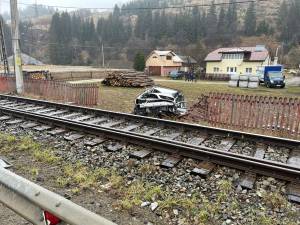 Maşină blocată pe calea ferată, lovită de un tren, la Vatra Dornei    Sursa foto: Orion TV Vatra Dornei