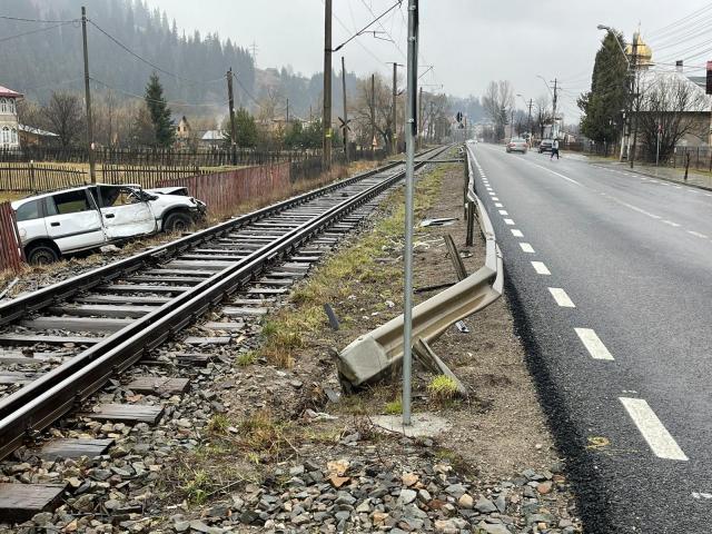 Maşină blocată pe calea ferată, lovită de un tren, la Vatra Dornei Sursa foto: Orion TV Vatra Dornei