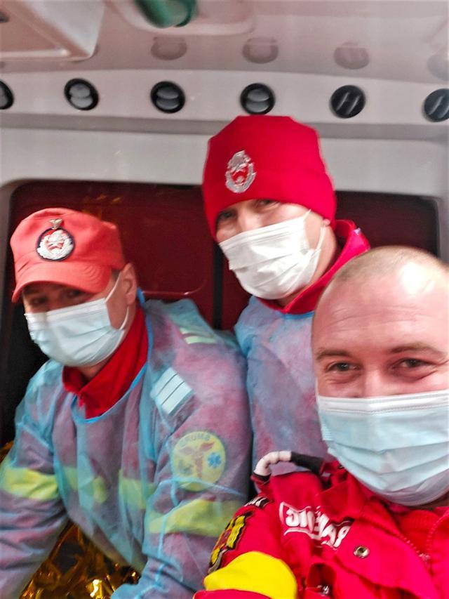 Trei pompieri ai echipajului SMURD Dolhasca au moșit nașterea unui copilaș grăbit să vină pe lume