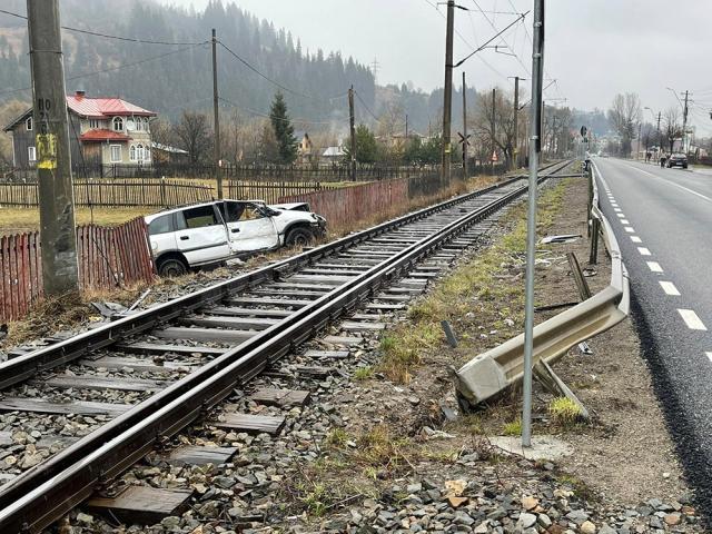 Mașină lovită și târâtă de un tren marfar pe o distanță de 30 de metri