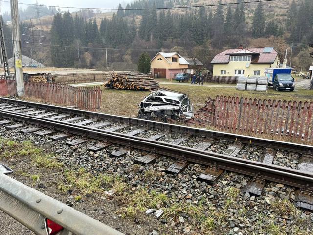 Mașină lovită și târâtă de un tren marfar pe o distanță de 30 de metri