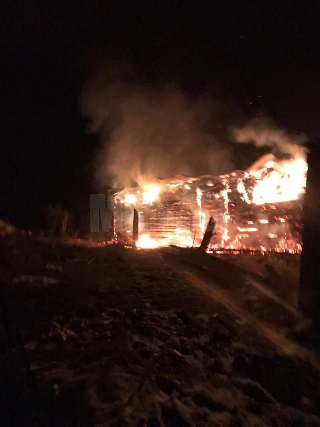 O casă de lemn din Panaci s-a făcut scrum după ce a fost cuprinsă de flăcări