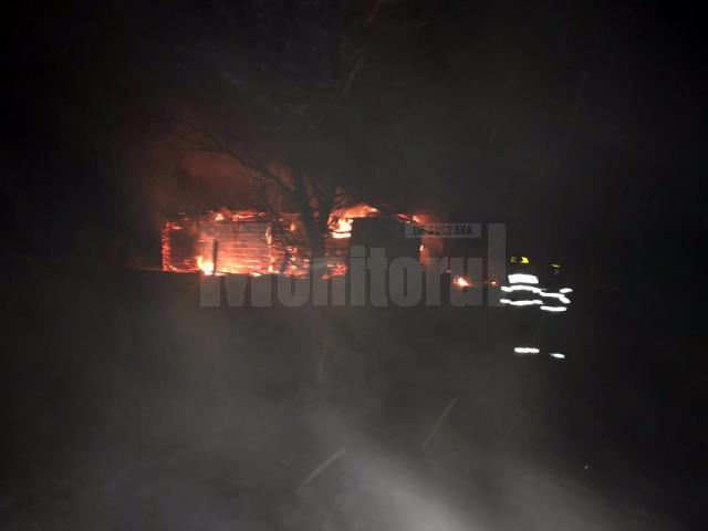 O casă de lemn din Panaci s-a făcut scrum după ce a fost cuprinsă de flăcări