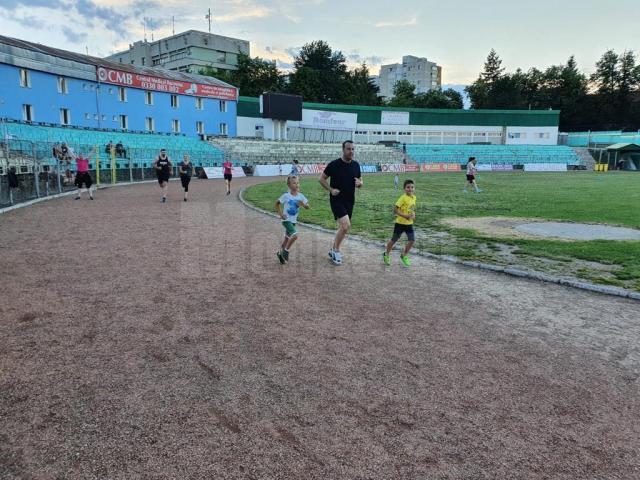 Viceprimarul Lucian Harșovschi la alergat cu băieții săi, pe pista de atletism a Stadionului Areni