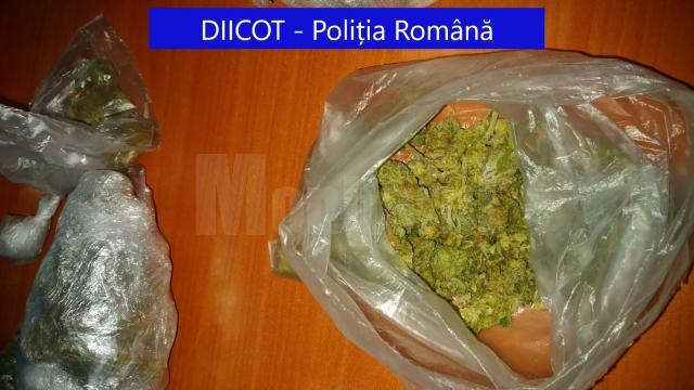 În urma perchezițiilor au fost ridicate 200 de grame de canabis