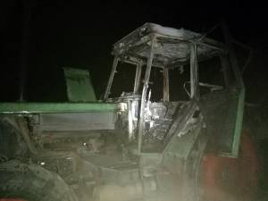 Trei tractoare și o combină, incendiate cu benzină. Fermierul păgubit a fost amenințat că se va sătura de pământ