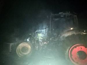 Trei tractoare și o combină, incendiate cu benzină. Fermierul păgubit a fost amenințat că se va sătura de pământ