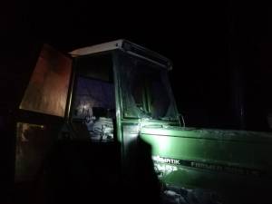 Trei tractoare și o combină, incendiate cu benzină. Fermierul păgubit a fost amenințat că se va sătura de pământ