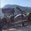 Scandalul cu activistul evacuat de polițiști la Sadova s-a lăsat cu 46 de amenzi. ...