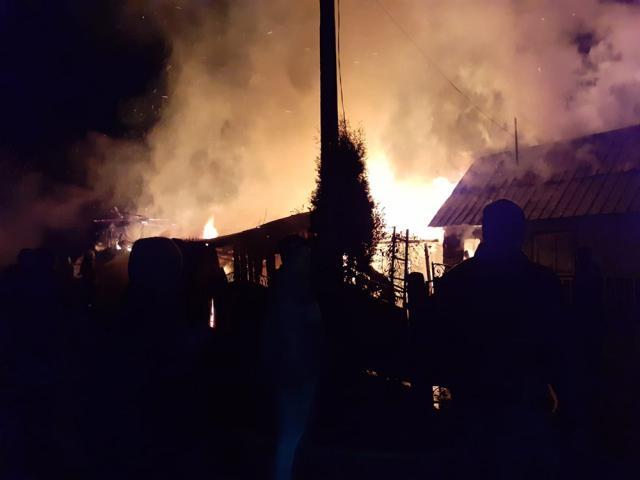 Un incendiu devastator a mistuit toate construcțiile dintr-o gospodărie