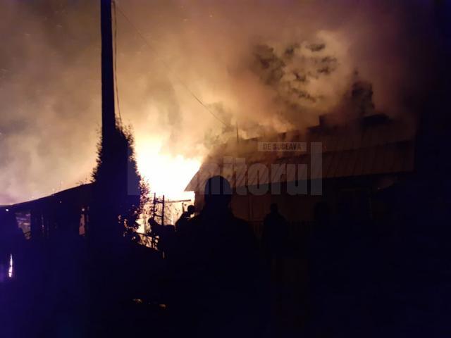 Un incendiu devastator a mistuit toate construcțiile dintr-o gospodărie