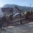 Scandalul cu activistul evacuat de polițiști la Sadova s-a lăsat cu 46 de amenzi. ...