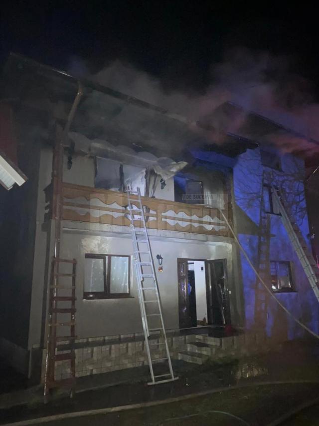 Incendiu puternic la o casă, pornit de la un fier de călcat