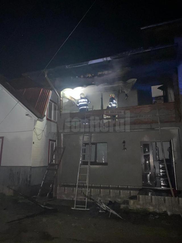 Incendiu puternic la o casă, pornit de la un fier de călcat