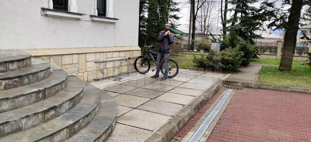 De o lună de zile, angajații Direcției Silvice Suceava vin vinerea la muncă pe jos sau pe biciclete