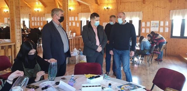 Ateliere de artă tradițională și antreprenoriat pentru 60 de liceeni din Cernăuți și Dolhasca
