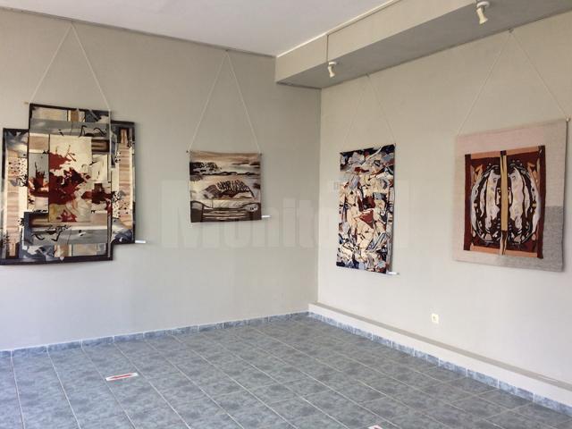 Universul poetic al artistei plastice Eugenia Goraş, în tapiseriile expuse la Galeria de Artă „Ion Irimescu”