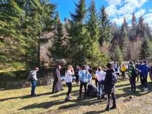 40 de tineri voluntari din ATOS au participat la o acțiune de ecologizare în zona Voroneț