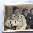 Mama Barbara cu cei trei copii, Adolf în brațe