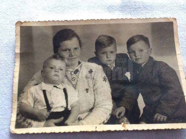 Mama Barbara cu cei trei copii, Adolf în brațe