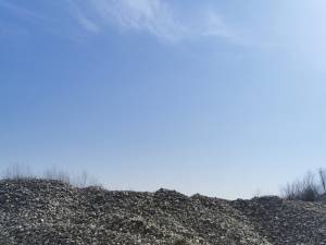 Munți de pietriș în albia râului Moldova