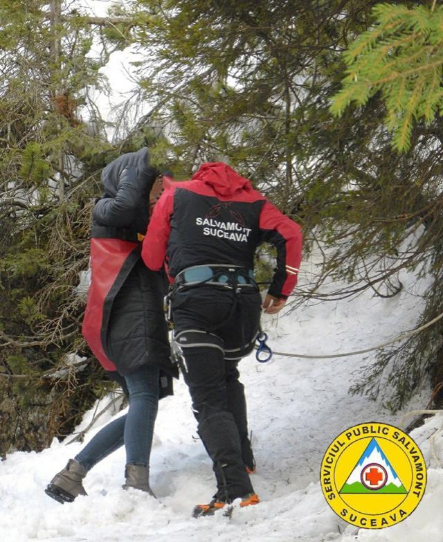Angajații Serviciului Salvamont Suceava au folosit corzi de siguranță și le-au coborât pe tinere