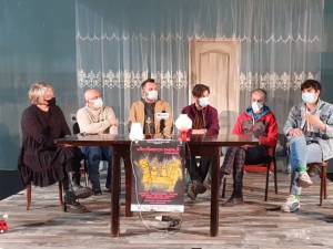 Regizorul, scenaristul şi reprezentanți ai teatrului sucevean, pe scenă, anunțând premiera spectacolului “Cântăreața cheală”