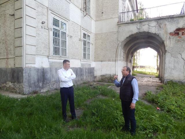 Ministrul Bogdan Gheorghiu şi primarul Tomiţă Onisii la conacul Vârnav Liteanu