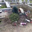 Mormane de gunoaie uitate printre morminte, în cimitirul din Burdujeni