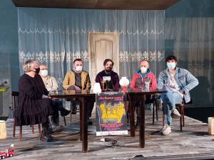 Regizorul, scenaristul şi reprezentanți ai teatrului sucevean, pe scenă, anunțând premiera spectacolului “Cântăreața cheală”