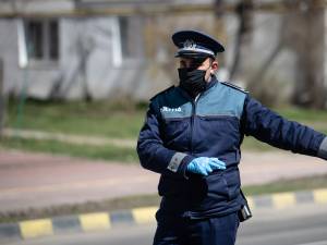 Un BMW X6 burdușit cu parfumuri și îmbrăcăminte de firmă, tras pe dreapta de polițiști