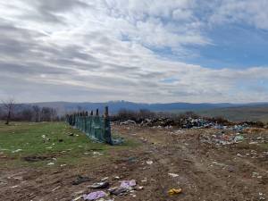 Amendă de 15.000 de lei pentru Primăria Ilișești pentru munții de gunoaie de pe islazul satului