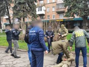Un polițist de frontieră care sprijinea contrabanda cu țigări spre județul Suceava, reținut la Cernăuți