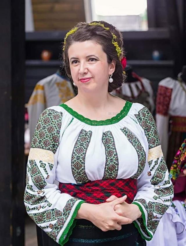 Elena Negru, profesor în învățământul primar,  licențiată în folclor, culegătoare și interpretă de muzică populară